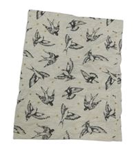 Světlebéžový nákrčník s vlaštovkami 