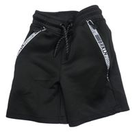 Černé teplákové sportovní kraťasy s nápisy dopodopo