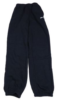 Tmavomodré tepláky s logem Slazenger