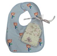 2set - Světlemodrý květovaný bryndák + krémová květovaná bavlněná čepice s motýly a puntíky