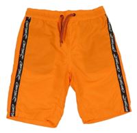 Neonově oranžové šusťákové kraťasy s pruhem s nápisy Chapter Young