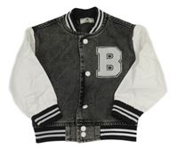 Černo-bílá riflová bunda s písmenem 