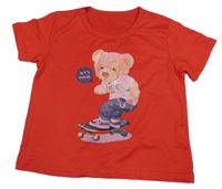 Červené tričko s medvědem 