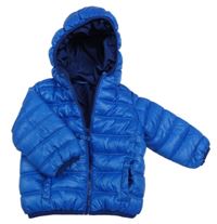 Tmavomodrá šusťáková lehce zateplená zimní bunda s kapucí 