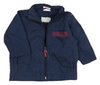 Tmavomodrá jarní bunda s nápisem 