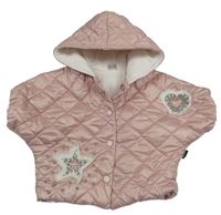 Světlerůžová šusťáková prošívaná zateplená vesta s nášivkami a kapucí 