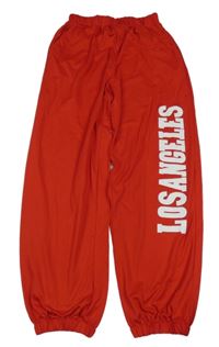 Červené tepláky s nápisem 