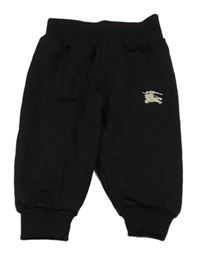 Černé tepláky s výšivkou