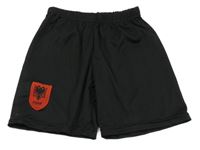 Černé sportovní kraťasy s erbem 
