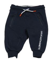 Tmavomodré tepláky s nápisem 