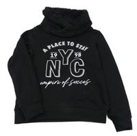 Černá mikina s nápisy a zatepleným komínovým límcem Page one young