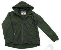 Tmavozelená šusťáková jarní bunda s ukrývací kapucí a nápisem 