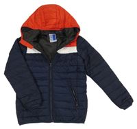 Tmavomodro-bílo-červená prošívaná šusťáková zimní bunda s nášivkou a kapucí JACK&JONES