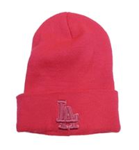 Jahodová vlněná čepice s písmenky 