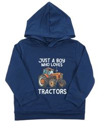 Tmavomodrá mikina s traktorem a nápisy a kapucí 