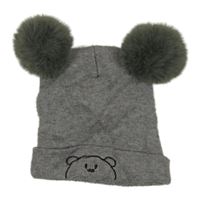 Šedá melírovaná čepice s medvědem a bambulemi