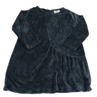 Tmavomodré sametové šaty 