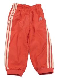 Jahodové šusťákové sportovní kalhoty s pruhy a logem Adidas