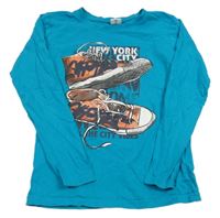 Modré triko s botami a nápisy Chapter young