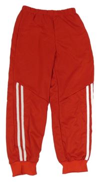 Červené sportovní tepláky s bílými pruhy