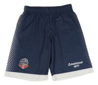 Tmavomodro-bílé sportovní fotbalové kraťasy se znakem a vzorem