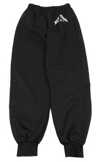 Černé sportovní tepláky s nápisem 