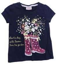 Tmavomodré tričko s holinami a květy