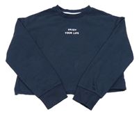 Tmavomodrá crop mikina s nápisem River Island