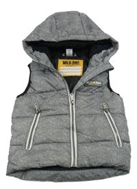 Šedá melírovaná šusťáková zateplená vesta s nápisem a kapucí Dopodopo