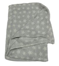 Světlešedá chlupatá deka s hvězdami