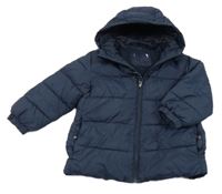 Tmavomodrá prošívaná šusťáková zimní bunda s nášivkou a kapucí MANGO