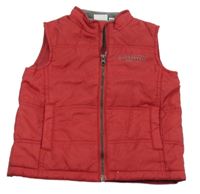 Červená prošívaná šusťáková zateplená vesta s nápisem impidimpi