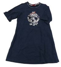 Tmavomodré teplákové šaty se zeměkoulí z překlápěcích flitrů S. Oliver