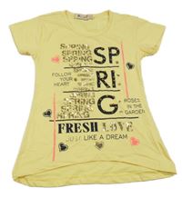 Žluté tričko s nápisy a kamínky 