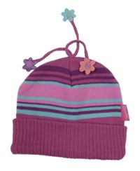 Růžová pletená čepice s proužky a kytičkami 