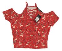 Červené strapy crop tričko s kytičkami a volnými rameny New Look
