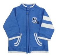 Modro-bílý propínací svetr s číslem a autem a pruhy