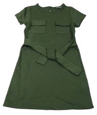 Tmavozelené teplákové šaty s kapsami a páskem 