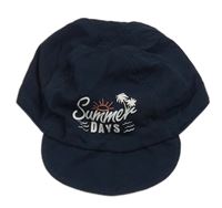 Tmavomodrá kšiltovka s nápisem 