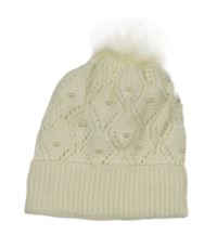 Bílá vzorovaná čepice s perlami a bambulí 