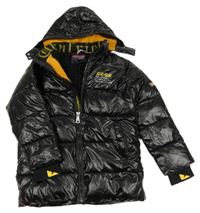 Černá koženková zimní bunda s nápisem a kapucí