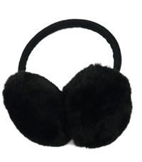 Černé chlupaté klapky na uši