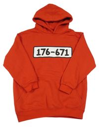 Červená mikina s čísly a kapucí 