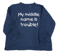 Tmavomodrá mikina s nápisem