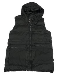 Černá šusťáková zateplená vesta s kapsami a kapucí 