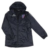 Tmavomodrá šusťáková sportovní bunda s potiskem a kapucí jako