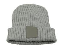 Světlešedá žebrovaná čepice s nášivkou 