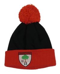 Černo-červená pletená čepice s výšivkou a bambulí