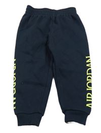 Tmavomodré tepláky s nápisem 