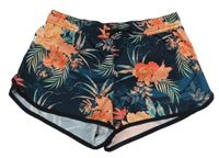 Černé plážové kraťasy s květy